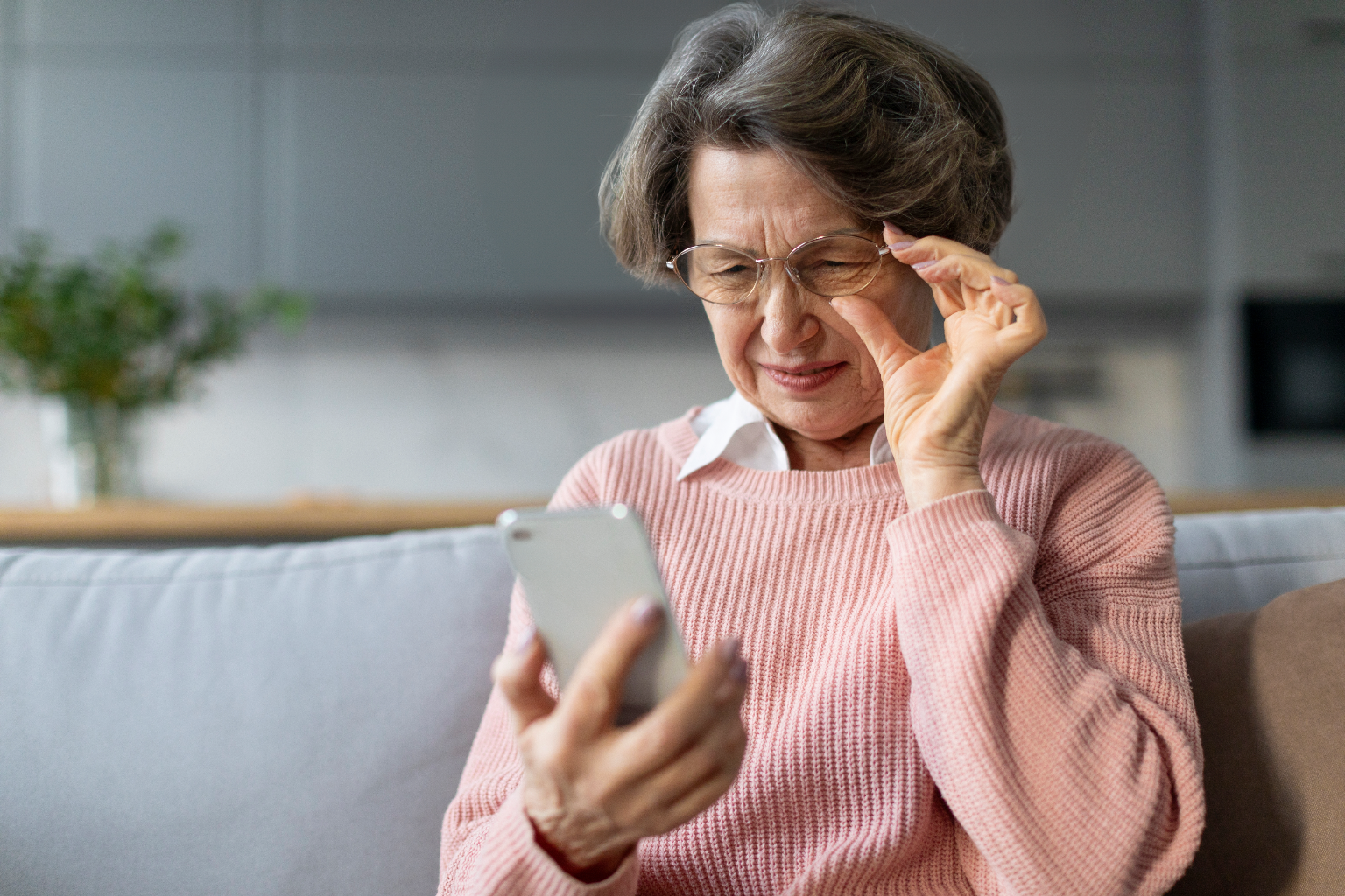 Los datos revelan que los problemas visuales en el adulto mayor son una realidad extendida que requiere su atención. ¡Conozca cómo prevenirlos aquí!